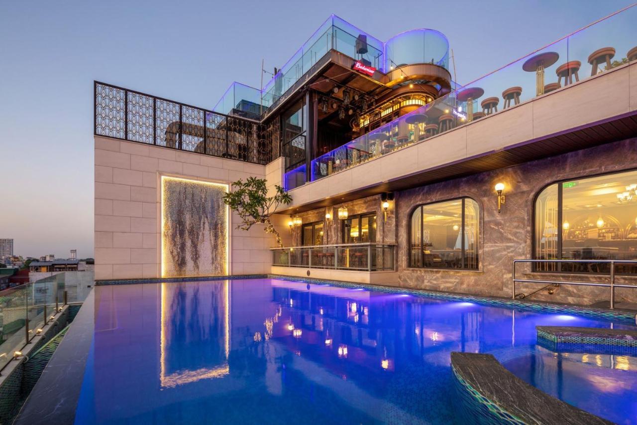 Peridot Grand Luxury Boutique Hotel Hanoi Luaran gambar The pool at the hotel