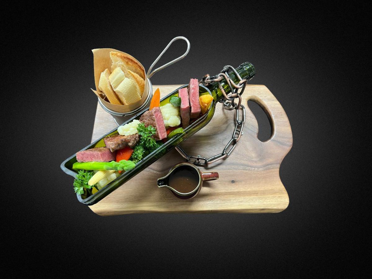 Peridot Grand Luxury Boutique Hotel Hanoi Luaran gambar A typical serving of a mixed salad