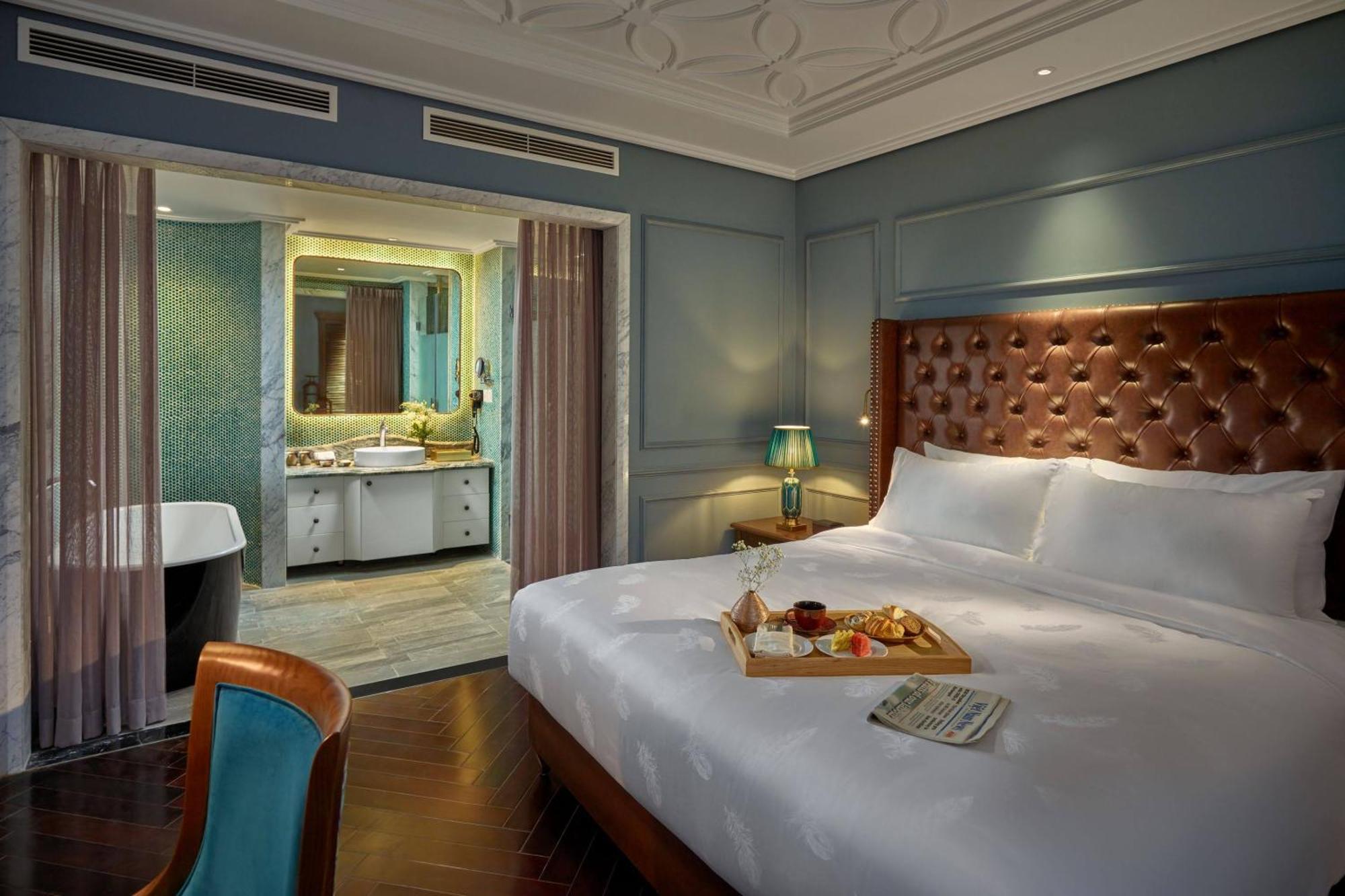 Peridot Grand Luxury Boutique Hotel Hanoi Luaran gambar A suite at the hotel